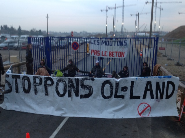 OL-Land et ses opposants en action.