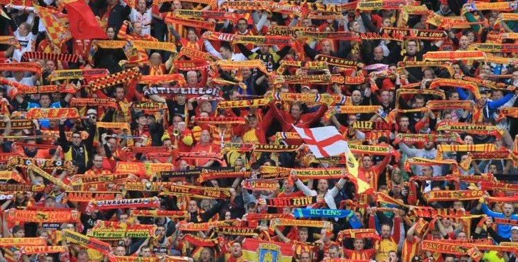 Premier match pour le RC Lens dans le stade Bollaert rénové.